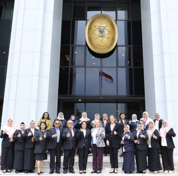 Chief Justice Debra Mortimer of the Federal Court of Australia with Hon. Justice Catherine Button, Supreme Court leadership, board members of Indonesia Women Judges Association and AIPJ3 team